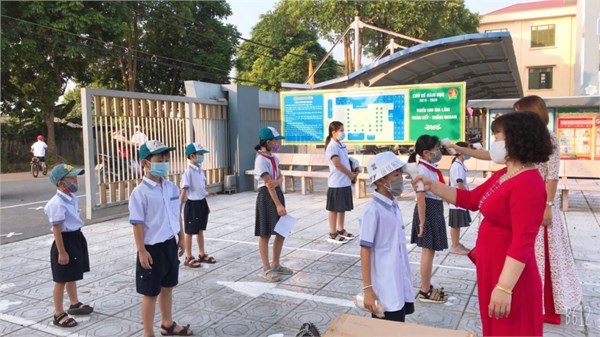 Ngày đầu tiên của năm học - Trường tiểu học Yên Viên nghiêm chỉnh chấp hành công tác phòng dịch Covid 19